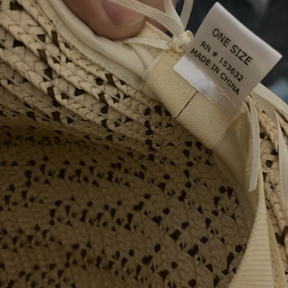 Straw hat size regular nwot! Wide rim with wire shaping. - Picture 3 of 7